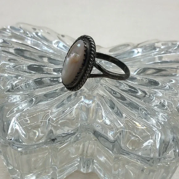 Vintage artisan MoP elegant ring sterling silver sz 7 rustic Native American - Picture 2 of 7